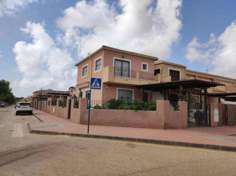 rohový dom v Santiago de la Ribera